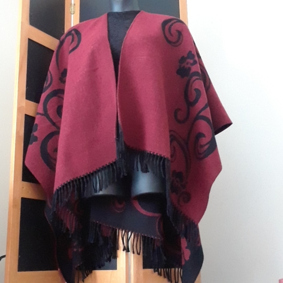 Reversible Printed Poncho w/fringes - Picture 6 of 16